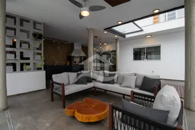 Casa - Sobrado com 3 dormitórios (sendo 2 suite(s)) a 1200,00 metros praia.