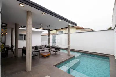Casa - Sobrado com 3 dormitórios (sendo 2 suite(s)) a 1200,00 metros praia.