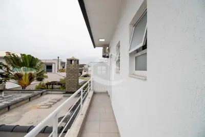 Casa - Sobrado com 3 dormitórios (sendo 2 suite(s)) a 1200,00 metros praia.