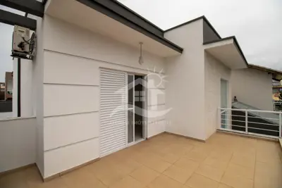 Casa - Sobrado com 3 dormitórios (sendo 2 suite(s)) a 1200,00 metros praia.
