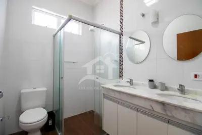 Casa - Sobrado com 3 dormitórios (sendo 2 suite(s)) a 1200,00 metros praia.
