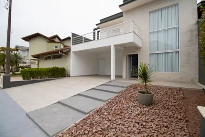 Casa - Sobrado com 3 dormitórios (sendo 2 suite(s)) a 1200,00 metros praia.