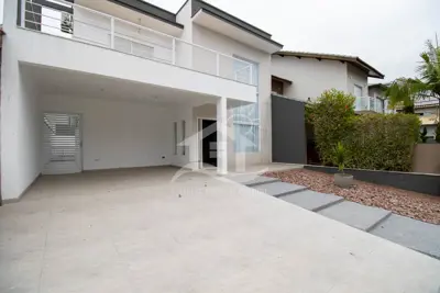 Casa - Sobrado com 3 dormitórios (sendo 2 suite(s)) a 1200,00 metros praia.