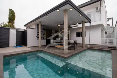 Casa - Sobrado com 3 dormitórios (sendo 2 suite(s)) a 1200,00 metros praia.