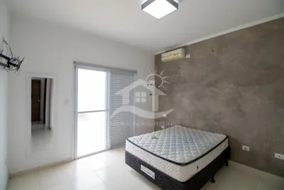 Casa - Sobrado com 3 dormitórios (sendo 2 suite(s)) a 1200,00 metros praia.