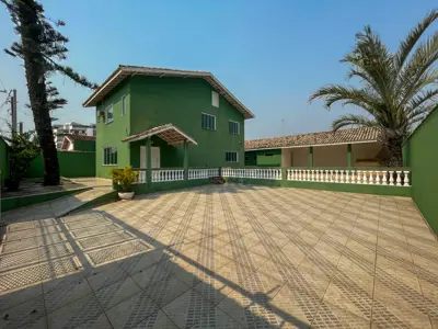 Casa - Sobrado com 3 dormitórios (sendo 3 suite(s)) a 500,00 metros praia.