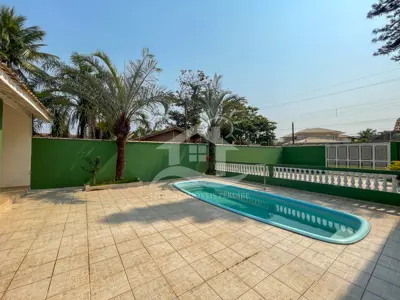 Casa - Sobrado com 3 dormitórios (sendo 3 suite(s)) a 500,00 metros praia.