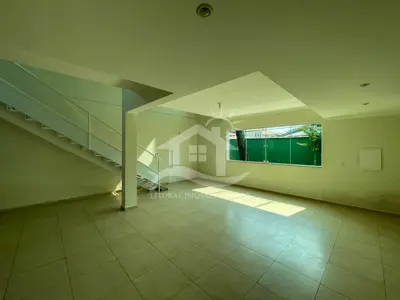 Casa - Sobrado com 3 dormitórios (sendo 3 suite(s)) a 500,00 metros praia.