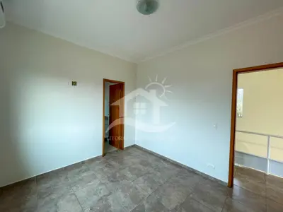 Casa - Sobrado com 3 dormitórios (sendo 3 suite(s)) a 500,00 metros praia.