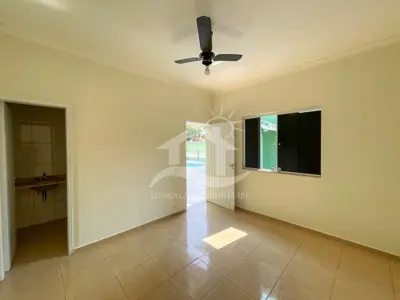 Casa - Sobrado com 3 dormitórios (sendo 3 suite(s)) a 500,00 metros praia.