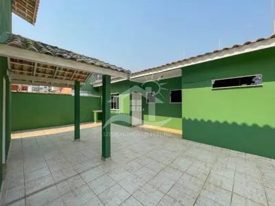 Casa - Sobrado com 3 dormitórios (sendo 3 suite(s)) a 500,00 metros praia.