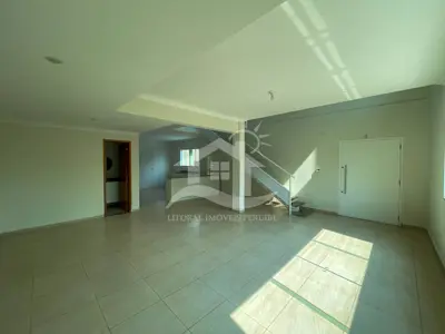 Casa - Sobrado com 3 dormitórios (sendo 3 suite(s)) a 500,00 metros praia.