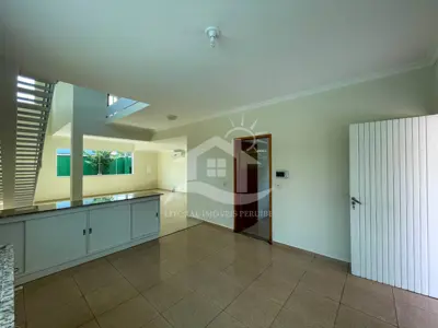 Casa - Sobrado com 3 dormitórios (sendo 3 suite(s)) a 500,00 metros praia.