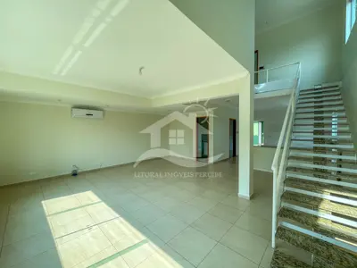 Casa - Sobrado com 3 dormitórios (sendo 3 suite(s)) a 500,00 metros praia.