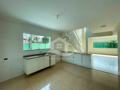 Casa - Sobrado com 3 dormitórios (sendo 3 suite(s)) a 500,00 metros praia.