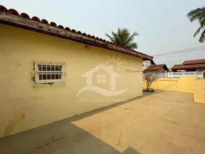 Casa - Térrea com 3 dormitórios (sendo 1 suite(s)) a 300,00 metros praia.