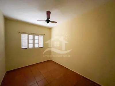 Casa - Térrea com 3 dormitórios (sendo 1 suite(s)) a 300,00 metros praia.