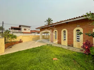 Casa - Térrea com 3 dormitórios (sendo 1 suite(s)) a 300,00 metros praia.