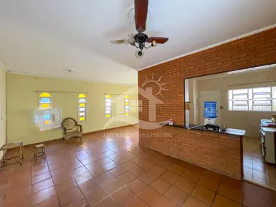 Casa - Térrea com 3 dormitórios (sendo 1 suite(s)) a 300,00 metros praia.