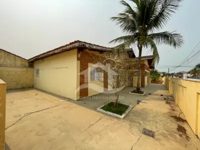 Casa - Térrea com 3 dormitórios (sendo 1 suite(s)) a 300,00 metros praia.