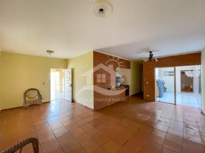 Casa - Térrea com 3 dormitórios (sendo 1 suite(s)) a 300,00 metros praia.