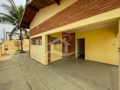 Casa - Térrea com 3 dormitórios (sendo 1 suite(s)) a 300,00 metros praia.