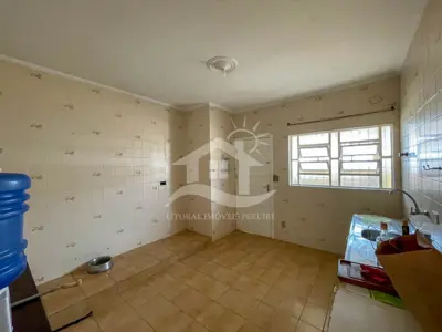 Casa - Térrea com 3 dormitórios (sendo 1 suite(s)) a 300,00 metros praia.