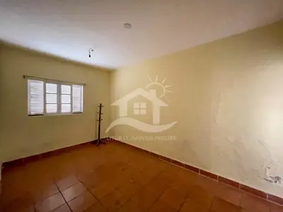 Casa - Térrea com 3 dormitórios (sendo 1 suite(s)) a 300,00 metros praia.