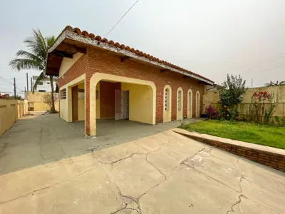 Casa - Térrea com 3 dormitórios (sendo 1 suite(s)) a 300,00 metros praia.