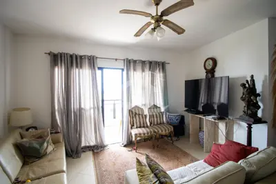 Apartamento - Amplo com 2 dormitórios (sendo 1 suite(s)) a 200,00 metros praia.