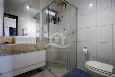 Apartamento - Amplo com 2 dormitórios (sendo 1 suite(s)) a 200,00 metros praia.