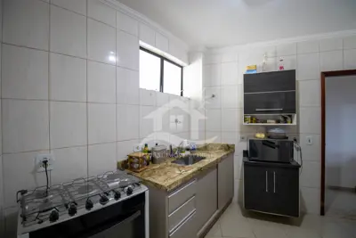 Apartamento - Amplo com 2 dormitórios (sendo 1 suite(s)) a 200,00 metros praia.