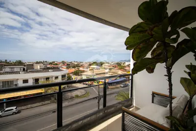 Apartamento - Amplo com 2 dormitórios (sendo 1 suite(s)) a 200,00 metros praia.