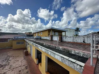 Casa - Térrea com 3 quartos (sendo 0 suite(s)) a 150,00 metros praia.