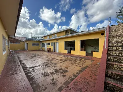 Casa - Térrea com 3 quartos (sendo 0 suite(s)) a 150,00 metros praia.