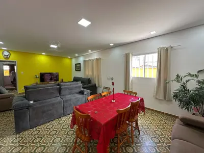 Casa - Térrea com 3 quartos (sendo 0 suite(s)) a 150,00 metros praia.