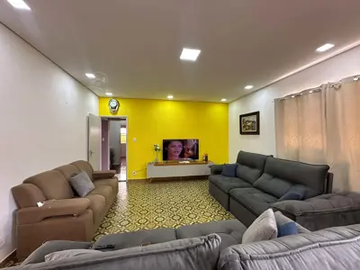 Casa - Térrea com 3 quartos (sendo 0 suite(s)) a 150,00 metros praia.