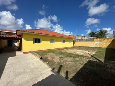 Casa - Térrea com 3 quartos (sendo 0 suite(s)) a 150,00 metros praia.