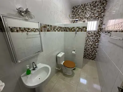 Casa - Térrea com 3 quartos (sendo 0 suite(s)) a 150,00 metros praia.