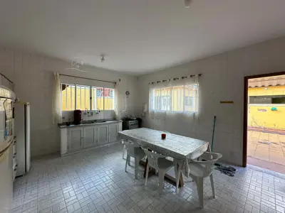 Casa - Térrea com 3 quartos (sendo 0 suite(s)) a 150,00 metros praia.