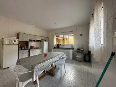 Casa - Térrea com 3 quartos (sendo 0 suite(s)) a 150,00 metros praia.