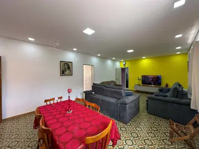 Casa - Térrea com 3 quartos (sendo 0 suite(s)) a 150,00 metros praia.