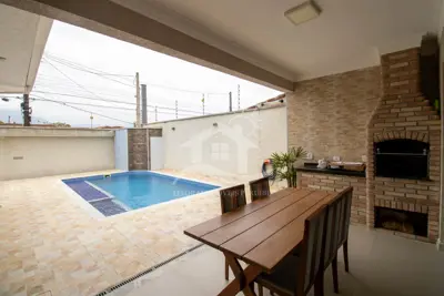 Casa - Sobrado com 3 dormitórios (sendo 3 suite(s)) a 600,00 metros praia.