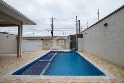 Casa - Sobrado com 3 dormitórios (sendo 3 suite(s)) a 600,00 metros praia.