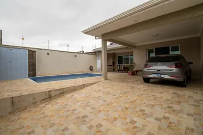 Casa - Sobrado com 3 dormitórios (sendo 3 suite(s)) a 600,00 metros praia.