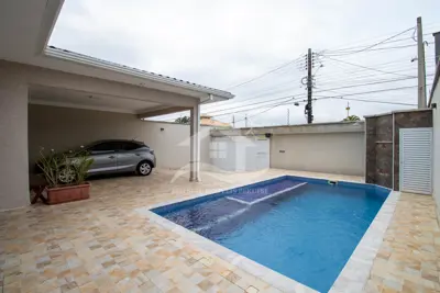 Casa - Sobrado com 3 dormitórios (sendo 3 suite(s)) a 600,00 metros praia.