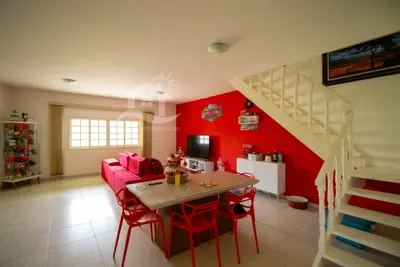 Casa - Sobrado com 4 dormitórios (sendo 2 suite(s)) a 100,00 metros praia.