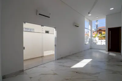 Casa - Sobrado com 3 quartos (sendo 2 suite(s)) a 100,00 metros praia.