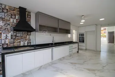Casa - Sobrado com 3 quartos (sendo 2 suite(s)) a 100,00 metros praia.