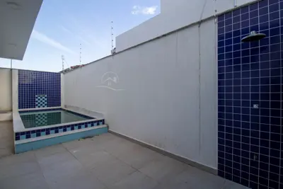 Casa - Sobrado com 3 quartos (sendo 2 suite(s)) a 100,00 metros praia.